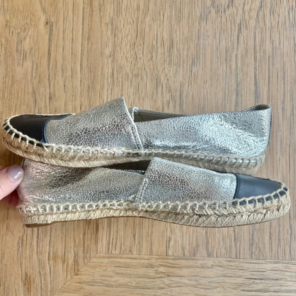 $198‎ TORY BURCH Colorblock Espadrille Sz 6 Silver Cracked Metallic & Navy Flats